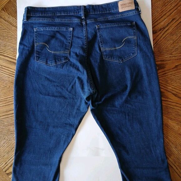 Signature Levi Strauss Gold Mid Rise Capri Dark Wash Cuffed Jeans Size 18 W34 - Picture 8 of 16